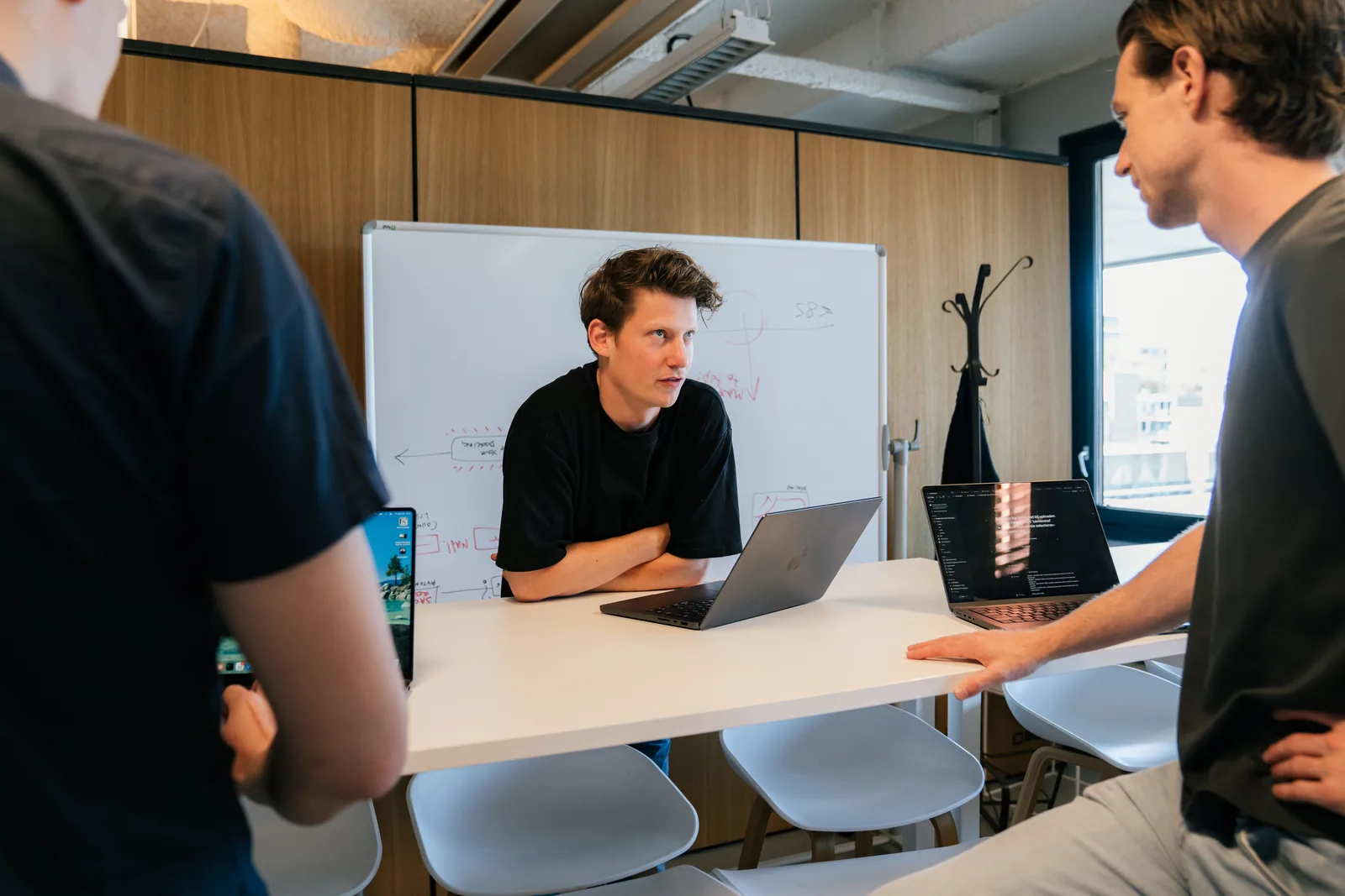 Strategiesessie bij AI Collega's: samen overleggen achter de laptop